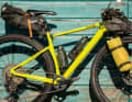 Fidlock, bekannt für seine magnetischen Halterungen und Verschlüsse, hat nun eine Ergänzung fürs Bikepacking herausgebracht.