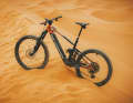 Dune auf Düne: Das Top-Modell Mondraker Dune XR in ganzer Pracht.