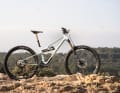 The Arc8 shines in this comparison with its first-class spec and outstanding weight. The playfulness is unique for a bike in this suspension travel class. The downhill expertise is also impressive. On the other hand, the Extra Air has weaknesses in terms of climbing characteristics and suspension efficiency and therefore narrowly misses out on the test victory.