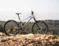 The Mondraker clearly has its strengths downhill.  The successful geometry and well thought-out add-on parts such as tyres and cockpit make it possible. The suspension is also first class.  Coupled with decent climbing characteristics and many points in the equipment rating, it is enough to win the test despite the tough propulsion.
