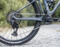 The Mondraker is shifted with the Sram S-1000 Eagle Transmission groupset. On the one hand, this is good, as the transmission technology eliminates the defect-prone derailleur hanger. On the other hand, the S-1000 model variant is the cheapest and, above all, very heavy version of all available T-Type drivetrains. For 6299 euros, we would have preferred a drivetrain from a higher quality class.