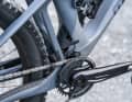 Doubly practical: the small mudguard prevents the shock from being directly exposed to dirt and dust. And the small chain guide ensures that the chain does not jump off the chainring even on rough trails.