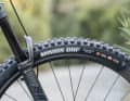 Der Vorderreifen in der weichen MaxxGrip-Gummimischung gibt am Mondraker ein neues Traktions-Level frei.