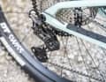 Our test bike comes for 7499 euros with a Shimano XT groupset and classic derailleur hanger. Thanks to UDH, the frame is also compatible with Sram transmission derailleurs, which are attached directly to the frame.