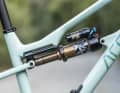 The damper is articulated along two guide cylinders - the design is lightweight, keeps lateral forces away from the damper and simulates an infinitely long lever.