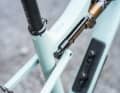 Arc8: The damper is articulated along two guide cylinders - the design is lightweight, keeps lateral forces away from the damper and simulates an infinitely long lever.