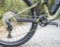 In favour of ease of maintenance and weight, the Merida rear triangle dispenses with Horst link bearings. Instead, flexible seatstays and chainstays allow the rear triangle the room to move that it needs when compressing.