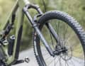 Die RockShox Lyrik-Gabel in der günstigen Base-Ausführung ist in dieser Preisklasse leider nicht wirklich konkurrenzfähig. In Sachen Dämpfungskontrolle und Ansprechverhalten dürfte an einem 5199-Euro-Bike ruhig eine fähigere Gabel verbaut sein – schade!