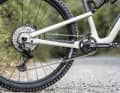 The chainstays measure 436 millimetres in the short setting. If you turn the flip chip in the dropout, the rear becomes 10 millimetres longer. This trick puts more pressure on the front when distributing the wheel load, creates a smoother ride, but reduces the playfulness.