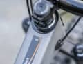 The picture shows the Instinct with a neutral offset headset. However, the scope of delivery also includes eccentric headset shells, which can be used to lengthen or shorten the reach by five millimetres.