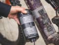 The armoured tape serves as an emergency solution, compensates for play in the mount and dampens vibrations - the 1.5-kilo battery is not firmly attached to the frame.