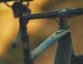 Classique Mondraker : un tube supérieur extrêmement fin vu de côté, et large vu de dessus. L'unité de commande du moteur est intégrée.