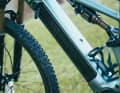 The Levo R comes as standard with an 840 Wh battery. As with the Levo 4, the battery is secured with a screw inside the down tube and can be folded out to the side.