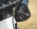 The cables run integrated through the headset into the frame. A connection for an optional front light is already installed.