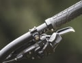 The Newmen handlebars feature an integrated width adjustment mechanism. The grips can be moved 25 mm inwards or outwards.