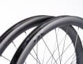Arguably the most striking feature of the new wheelset is its 30-millimetre internal width. This gives modern gravel tyres more volume and a flatter profile.