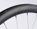 The frame is built around a 45-millimetre-high carbon rim, which Vision combines with flat aero spokes. This provides an excellent basis for a streamlined setup.