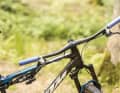 With its wide, flattened top, the FSA carbon handlebar stem unit offers the option to grip aerodynamically in the centre on long flat sections.