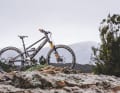 Das Alleinstellungsmerkmal des nur 19,3 Kilogramm leichten E-Bikes ist sein Carbonrahmen. Statt klassischer Carbon-Lagen setzt C-Duro auf das Filament-Winding-Verfahren: Durchgehende Kohlefasern werden unter Spannung mit Epoxidharz imprägniert und um einen rotierenden Kern zu einem Hohlkörper gewickelt.