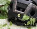 Das MIPS-System sitzt unsichtbar zwischen Kopf und Helmschale und soll bei schrägen Aufprallen gefährliche Rotationsbewegungen reduzieren. Ein wichtiger Sicherheitsbaustein um das Risiko einer Gehirnerschütterung zu verringern, den man im besten Fall nie braucht.