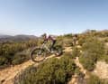 BIKE-Tester Mario Presi scheucht das Arc8 Extra Air über die rauen Trails oberhalb von Alassio an der Ligurischen Küste.  Die Bucht, 40 Kilometer südwestlich  von Finale Ligure, ist unter Bikern noch relativ unbekannt, aber eine schöne Abwechslung zu den überlaufenen Finale-Trails.