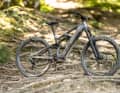 For around 6000 euros, the Deft 9.0 from Radon is an E-Enduro with a carbon main frame, Bosch drive and above-average equipment.