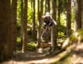 Small hop or big stunt? The Propain Ekano 2 CF can handle bigger impacts with ease - without looking clumsy or unwieldy. A great bike park buddy!