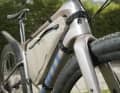 Self-locking straps pull the bag tightly into the frame triangle and prevent it from slipping on rough sections of the route.