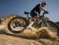 Der größte Schritt in Richtung mehr Geländetauglichkeit: Das Bike bietet jetzt Platz für Reifen mit bis zu 50 Millimetern Breite. Wer noch mehr Offroad-Potenzial ausschöpfen möchte, kann zudem problemlos eine Federgabel nachrüsten – auch das ist offiziell freigegeben.