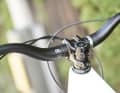 GL-Tune stands for ‘Goldilocks’: the technology is designed to strike the perfect balance between vertical compliance and high lateral stiffness. Our impression: the handlebars offer minimal damping, but they’re not exactly a marvel of comfort.