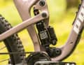 The high weight of 15 kilos gives the Hugene downhill confidence. The short suspension travel (130 mm at the rear) nevertheless provides responsiveness.