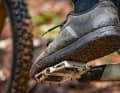 Schuh trifft Pedal. Die langen Pins erzeugen viel Grip.