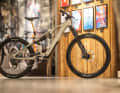 Trail beast from Bavaria: With a lightweight drive concept, fat suspension travel and mullet setup, the Cube AMS Hybrid 177 is probably the most fun E-Enduro in the company's history.
