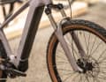 Depending on the model and size, 100 to 120 mm of suspension travel - enough reserves for your first experiences off paved gravel tracks or tarmac.