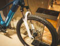 Federung: SR Suntour Federgabel mit 80 mm Federweg gleicht Gerumpel aus.