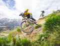 Comparative test on the Wordlcup course in Leogang. Tester Laurin pushes the Propain Spindrift park bike into the turn, while Dimi puts the pressure on with the high-traction Canyon Sender. Two bikes with very different characters.