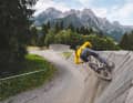 Steep, technical, rooty or even jumpy and playful - the large calibres had to prove themselves everywhere. Here Laurin chases through the wallride on the "Flying Gangster" in the Leogang bike park.