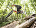 The generous suspension travel, the balanced proportions of the main frame and rear and the pleasantly slack steering angle give you confidence at high speeds without sacrificing the joy of riding for smoothness. In other words: the Charger masters precise changes of direction on winding trails just as well as full-throttle passages.