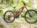 Mit 170 Millimetern Federweg vorne und 165 Millimetern hinten positioniert sich das Charger klar in der Enduro-Liga der E-Mountainbikes.