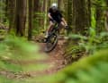 According to the manufacturer, the Era-SL rim offers 8.6 % more lateral compliance than the brand's Enduro counterpart - and thus reduces vibrations and muscular strain without losing propulsion. This is a real advantage, especially with short suspension travel and an aggressive riding style.