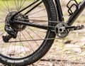 The high-end hardtail comes with the new wireless flagship from Shimano. The XTR Di2 is light and shifts quickly.