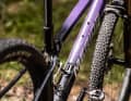 Race-ready: Two medium-sized water bottles fit into the frame of the Merida Big.Nine. There is space for a spare inner tube under the top tube and a tool under the saddle. The Merida is prepared for everything from the factory.