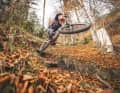 Ausnahmsweise mal auf der anderen Seite der Linse. Redakteur und Fotograf Max Fuchs scheucht sein Dauertest-Bike durchs Herbstlaub. Mit an Bord: zwei seiner Geschenktipps speziell für Mountainbiker.