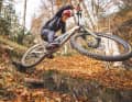 Ausnahmsweise mal auf der anderen Seite der Linse. Redakteur und Fotograf Max Fuchs scheucht sein Dauertest-Bike durchs Herbstlaub. Mit an Bord: die Pirellis an Vorder- und Hinterrad. Während unserer Tests zeigte sich schnell schnell: Leichtes Rollverhalten gehört nicht zu den Stärken des Reifens. Dafür genießen die Traktion und die Haltbarkeit höchste Priorität.