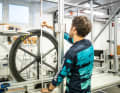 Wir haben 32 Zoll Laufräder bereits im Testlabor vermessen und mit 29 Zoll verglichen. Die Unterschiede sind signifikant.