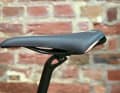 The Y-shaped end piece on the seatpost adds so much suspension comfort to the bike that you could do without thick tyres.