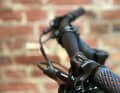 The clever, ergonomic stem-and-handlebar combination turns this all-round frame with its long top tube into a speed cruiser!