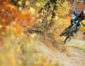 Despite its heavy weight, the enduro bike from Haro is surprisingly agile, willingly pulls itself onto the rear wheel, sends itself over jumps and swiftly swings round tight turns.