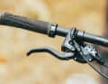Too bad: Two of two Magura brake systems in the test showed pressure point problems - on the Cube One77 the spongy front brake spoils the otherwise successful downhill performance.