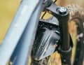 Welcome added value: The small fender on the fork bridge keeps splash water away from the goggles on wet days.